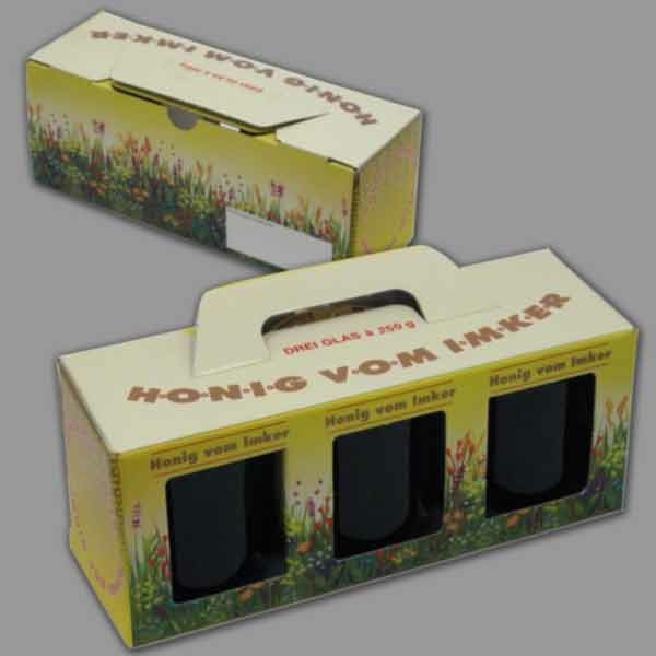 Das Tragepack Blumenwiese für 3 x 250 g-Gläser bietet eine sichere und praktische Aufbewahrungslösung für Honig. Der Aufdruck Honig vom Imker und das rückseitige Stempelfeld verleihen dem Produkt einen authentischen und persönlichen Charme.