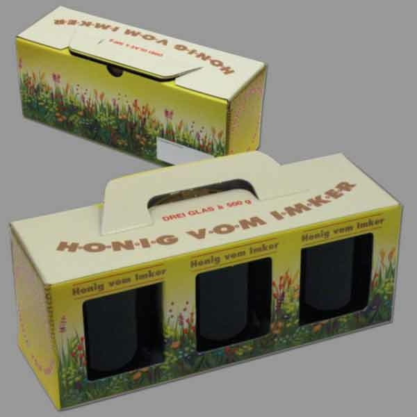 Das Tragepack „Blumenwiese“ für 3 x 500 g-Gläser ist die perfekte Verpackung für Ihren Honig. Es ist robust und zeigt stolz den Aufdruck „Honig vom Imker“ sowie ein praktisches Stempelfeld auf der Rückseite. Diese umweltfreundliche Verpackung schützt nicht nur Ihre wertvollen Honiggläser, sondern transportiert auch die Qualität und Liebe, die in jedem Glas steckt.