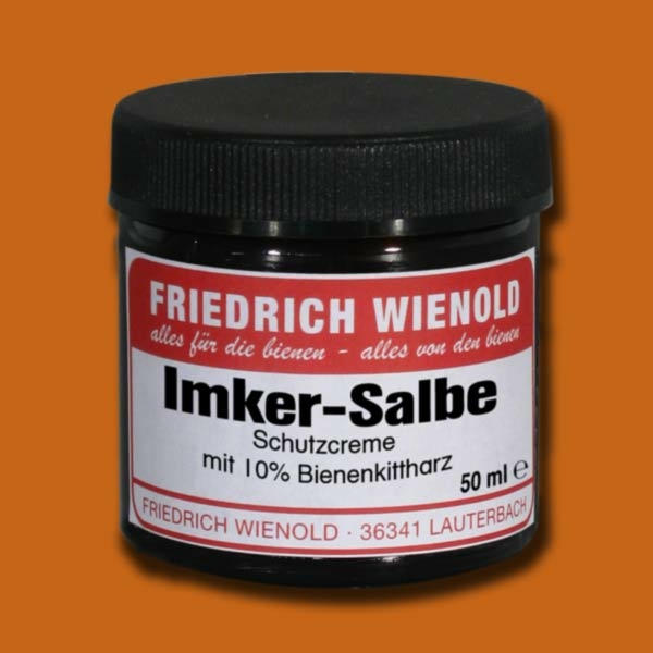 Imker-Salbe, mit 10% Propolis und Bienenwachs, bietet eine starke Schutzwirkung gegen raue Haut und äußere Einflüsse. Diese dunkle, reichhaltige Salbe ist ideal für die Anwendung bei der Arbeit im Freien.