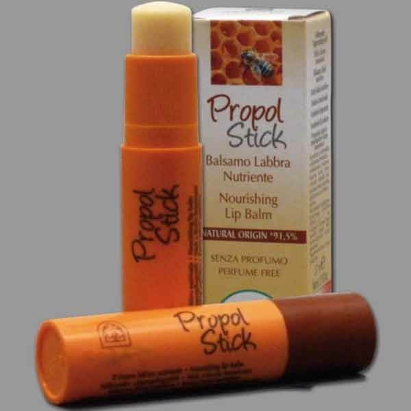 Der Propol Stick ist ein wohltuender Lippenpflegestift aus natürlichen Bienenprodukten. Mit einer Mischung aus Propolis, Candelilla- und Bienenwachs bietet er einen idealen Schutz und Pflege für die Lippen. Die praktische Form macht ihn zu einem Must-Have für Imker und Naturliebhaber.