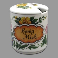 Diese Honigservierdose mit Blumendekor aus Keramik bringt...