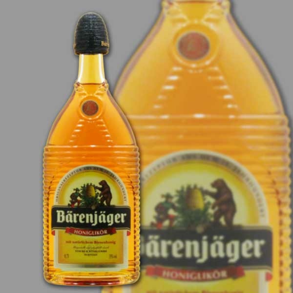 Bärenjäger ist ein Honiglikör mit 35% Vol., hergestellt aus feinstem Bienenhonig und kristallklarem Vodka. In einer 0,7-Liter-Flasche ist dieser Likör ein edler Genuss für Liebhaber hochwertiger Spirituosen.