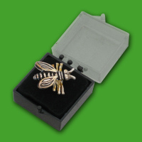 Diese silberfarbene Bienen-Brosche (ca. 2 x 2 cm) mit...