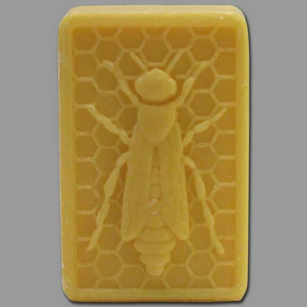 Die Honig-Lanolinseife mit Bienenmotiv ist besonders mild und pflegend. Sie reinigt sanft und spendet der Haut Feuchtigkeit. Eine zarte Seife für eine besonders liebevolle Hautpflege.
