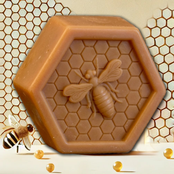 Die Honig-Propolis-Seife in Wabenform pflegt die Haut mit Olivenöl, Shea-Butter und Propolis. Sie ist ideal für die ganze Körperpflege und wirkt rückfettend und regenerierend.