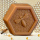 Die Honig-Propolis-Seife in Wabenform pflegt die Haut mit Olivenöl, Shea-Butter und Propolis. Sie ist ideal für die ganze Körperpflege und wirkt rückfettend und regenerierend.