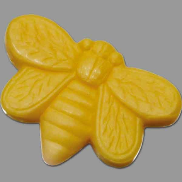 Die Honig-Seife Biene im 50 g-Stück ist eine Pflege mit Bienenwachs und einem dezenten Pfirsich-Honigduft. Sie ist ideal für die zarte Hautpflege und sorgt für ein wohltuendes Gefühl.