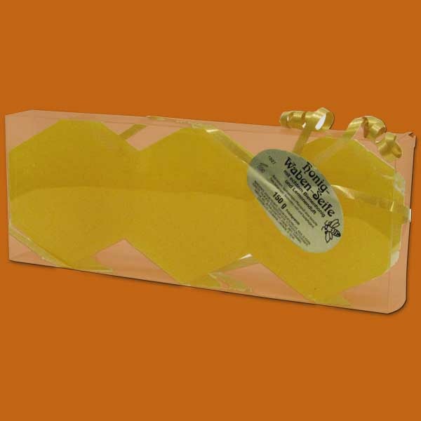 Diese Honig-Lemonen-Wabenseife kommt im praktischen Geschenkpack mit Dekoband. Sie pflegt mit Honig und einem frischen Zitronenduft, ideal als Geschenk für Naturkosmetikliebhaber.