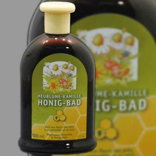 Dieses Honigbad mit der heilenden Kraft von Kamille und Heublume ist ein wahres Verwöhnerlebnis für empfindliche Haut. Die beruhigende Wirkung der Kamille kombiniert sich mit der Heilpflanzenkraft der Heublume und sorgt für ein sanftes, pflegendes Bad, das die Haut weich und geschmeidig macht. Ein wahres Ritual für Entspannung und Pflege.