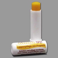 Dieser Lippenpflegestift mit Propolis pflegt trockene,...