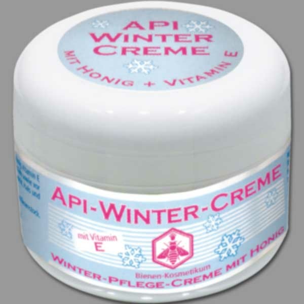 Die API-WINTER-CREME schützt Ihre Haut in der kalten Jahreszeit. Mit Sheabutter, Sesamöl und Bienenwachs stärkt sie die Hautbarriere und sorgt für intensive Feuchtigkeit, auch bei rauem Winterwetter.