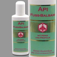Der API-FUSS-BALSAM pflegt die Füße mit einer...