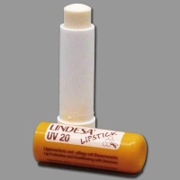 Der LINDESA-Lipstick UV 20 schützt und pflegt die...