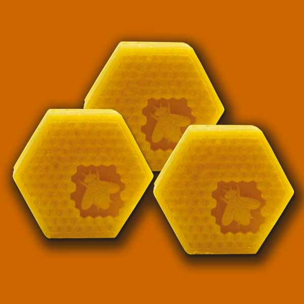 Die Honigseife in Wabenzellenform im 3er-Geschenkpack ist eine pflegende Seife, die mit Honig die Haut sanft reinigt und Feuchtigkeit spendet. Ideal als Geschenk.