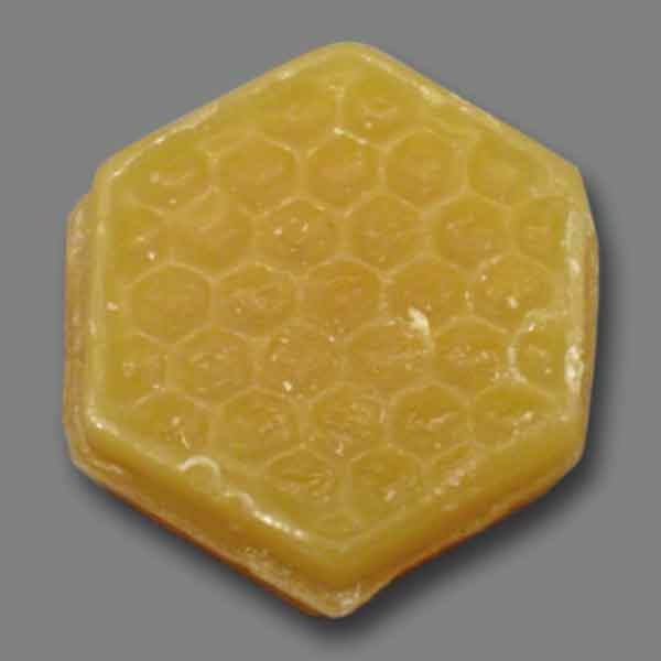 Diese kleine Gästeseife in Wabenform ist perfekt für empfindliche Haut. Der feuchtigkeitsspendende Honig macht sie besonders pflegend.