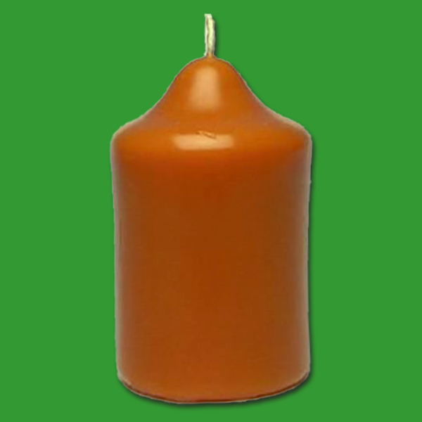 Diese robuste Kerzengießform „Stumpen“ hat einen Durchmesser von 7,5 cm und eine Höhe von 12 cm. Mit einem Wachsgewicht von 412 g und der empfohlenen Dochtstärke Nr. 12 sind Ihre Stumpenkerzen die perfekte Wahl für besondere Anlässe. Der Wellenschnitt verleiht den fertigen Kerzen eine edle Struktur.