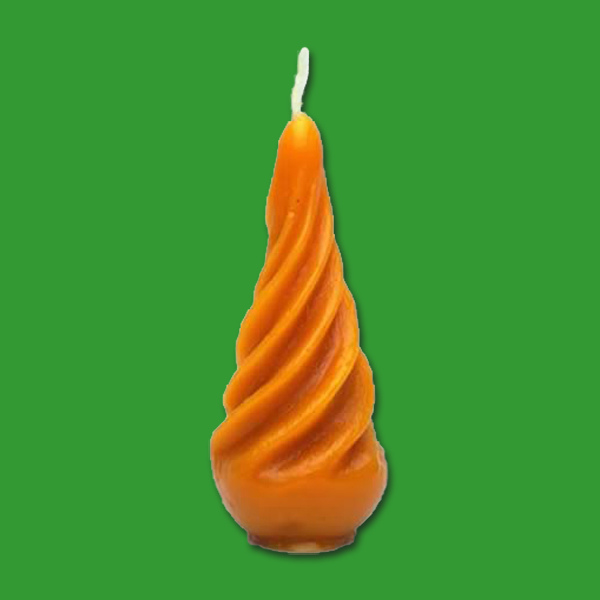 Mit dieser Tropfen-Gießform, die eine gedrehte Form aufweist, lassen sich eindrucksvolle Kerzen in einer Größe von 12 x 4,5 cm herstellen. Das Wachsgewicht von 74 g sorgt für eine längere Brenndauer und eine gleichmäßige Ausstrahlung. Eine ideale Form für Imker*innen, die ihre eigene Kerzenkollektion erweitern möchten.