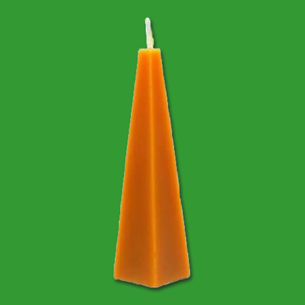 Die „Pyramide rau, 4-eckig“-Form eignet sich für die Fertigung von rustikalen, eckigen Kerzen. Mit einer Größe von 14,5 x 3,5 cm und einem Wachsgewicht von 77 g bietet sie vielseitige Gestaltungsmöglichkeiten.
