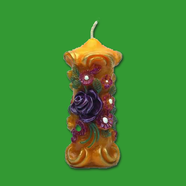 Diese Kerzengießform „Zierkerze mit Rose und Blumen“ ermöglicht es Ihnen, detailreiche Kerzen mit floralen Mustern zu gießen. Mit einer Größe von ca. 15 x 5,5 cm und einem Wachsgewicht von ca. 282 g ist sie perfekt für größere, dekorative Kerzen.