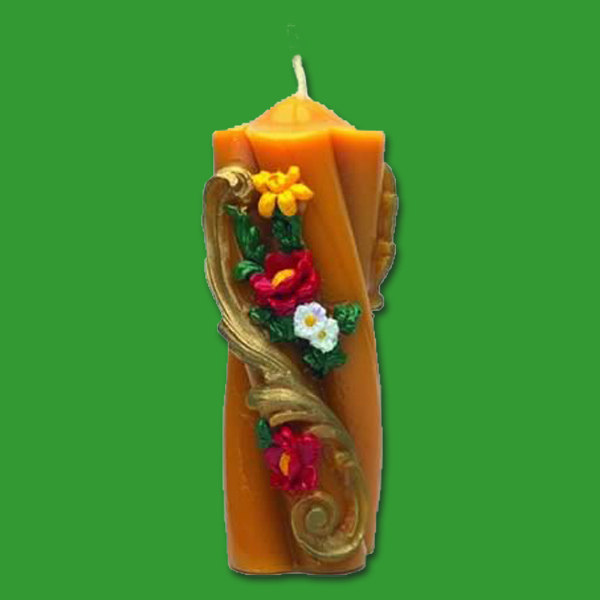 Diese Kerzengießform für eine gedrehte Zierkerze mit Blumenmotiven lässt Sie dekorative, kunstvolle Kerzen mit fein gearbeiteten Details herstellen. Sie eignet sich besonders für Imker*innen, die ihre Kreationen auf elegante Weise präsentieren möchten.