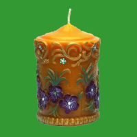 Die Zierkerze mit Blumen ist ein elegantes Design, das...