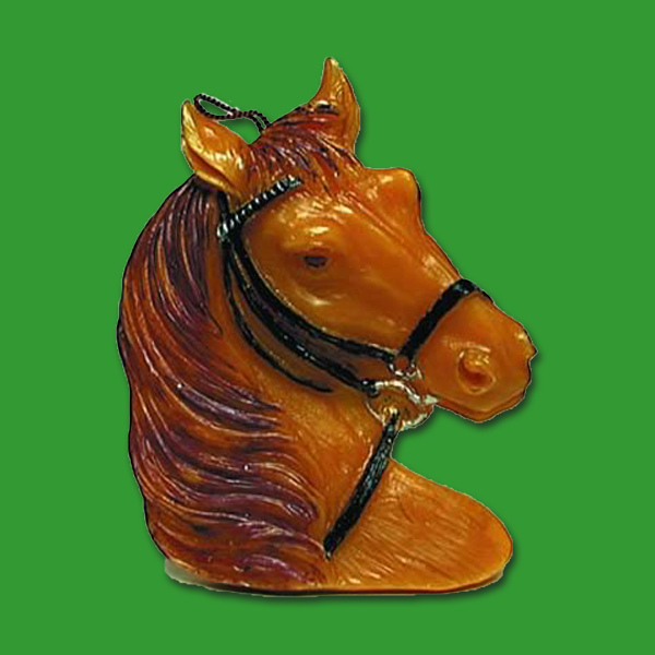 Die Gießform Pferde-Relief ist ideal für all jene, die Pferde lieben. Mit einer Größe von 16 x 3 cm und einem Wachsgewicht von 160 g können Sie beeindruckende Pferdekerzen herstellen.