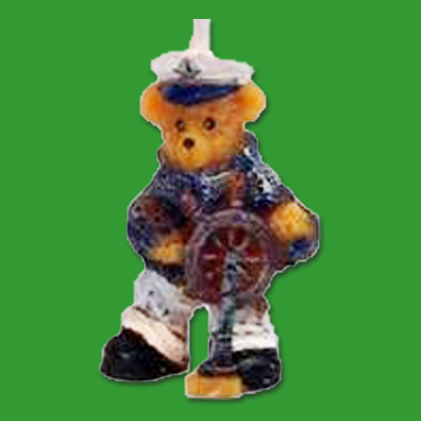 Teddy mit Steuerrad kombiniert humorvolle Gestaltung mit einfacher Wachsbearbeitung – Kerzenmaße 6 x 3 cm.