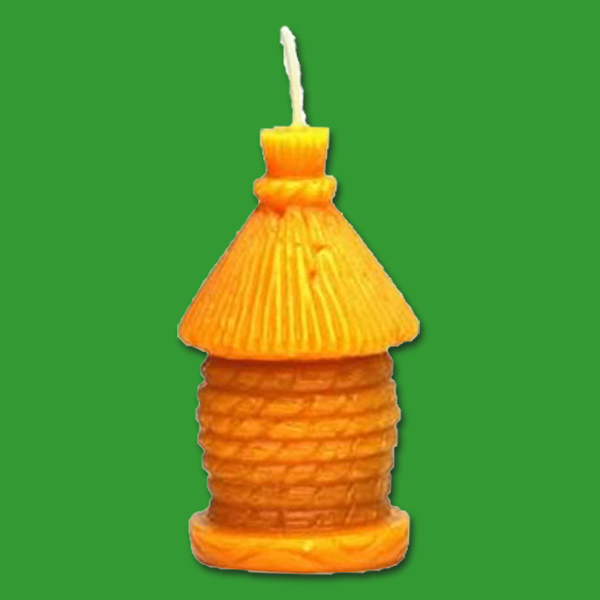 Diese detailreiche Kerzengießform „Bienenhaus“ aus hochwertigem Silikon eignet sich perfekt, um kunstvolle Kerzen mit einer charmanten Bienenhaus-Optik zu gießen. Mit einfacher Handhabung durch den Wellenschnitt wird sie zum unverzichtbaren Werkzeug für Imker*innen und Kreative.