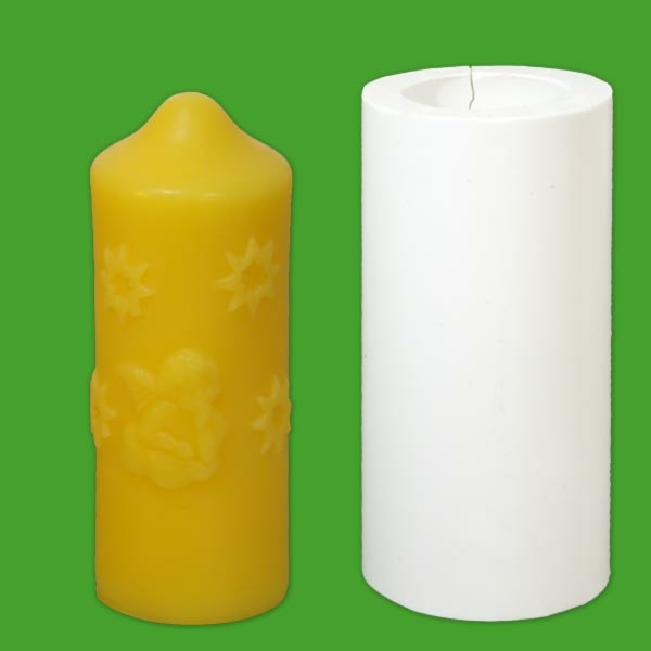 Die formschöne Kerzengießform Stumpen mit Engel ermöglicht es, eine bezaubernde Engel-Kerze für die Weihnachtszeit zu gießen. Mit einer Größe von 12 x 4,5 cm und einem Wachsgewicht von 180 g ist diese Form ideal für stimmungsvolle Winterdekorationen. Der Schnitt in der Silikonform garantiert ein einfaches Einfädeln des Dochtes.