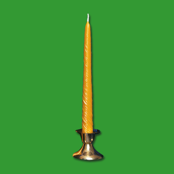 Mit dieser feingedrehten Tischkerzen-Gießform erhalten Sie wunderschöne, zarte Kerzen mit einer Länge von 24 cm und einem Durchmesser von 2 cm. Ideal für festliche Anlässe oder die romantische Beleuchtung des Esstisches.