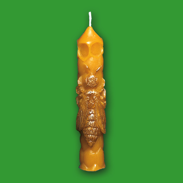 Diese Imkerkerze mit Bienenmotiv Gießform ermöglicht das Gießen kleiner, bezaubernder Kerzen im Bienenmotiv. Mit einer Größe von 18 x 4 cm und einem Wachsgewicht von 110 g ist sie perfekt für Imker*innen.