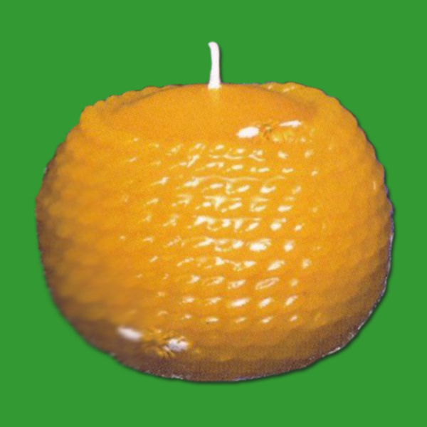 Diese wunderschöne Kerzengießform in Form eines Bienenkorbs ist ein Highlight für Imker*innen und Naturfreunde. Mit einer Größe von 7,5 x 8 cm und einem Wachsgewicht von 260 g lässt sich eine imposante Bienenkorbkerze gießen.