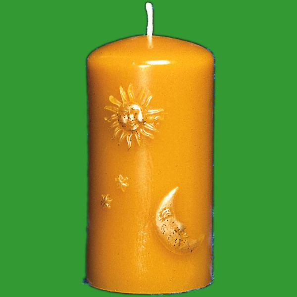 Die Kerze Sonne, Mond, Sterne Gießform lässt Imker und Kerzenliebhaber in die Welt der Fantasie eintauchen. Mit einer Größe von 11 x 6 cm und einem Wachsgewicht von 250 g entsteht eine zauberhafte Kerze mit mystischen Symbolen.