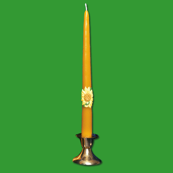 Diese Gießform für eine Tischkerze in Form einer Sonnenblume ermöglicht es, eine zauberhafte, florale Kerze zu gestalten. Mit einer Länge von ca. 29 cm und einem Wachsgewicht von ca. 70 g, lässt sich die Kerze aus hochwertigem Wachs im Handumdrehen herstellen. Perfekt für Imker*innen, die das ganze Jahr über mit Blumenmotiven arbeiten möchten.