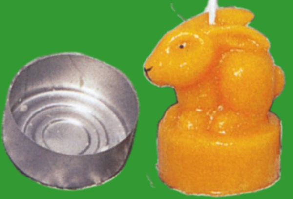 Diese Gießform für die Teelichtkerze in Form eines Osterhasen ist ein ideales Bastelprojekt für die Osterzeit. Mit einer Größe von ca. 5 x 4 cm und einem Wachsgewicht von ca. 30 g entsteht eine verspielte Kerze, die Ihre Osterdekoration vervollständigt.