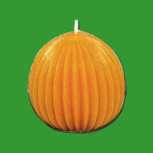 Diese Gießform Kugelkerze mit Längsrillenstruktur lässt Ihre Kreativität erstrahlen, indem Sie dekorative Kugelkerzen mit einer modernen Längsrillenstruktur herstellen. Sie hat eine Größe von ca. 7,5 x 7,5 cm und ein Wachsgewicht von ca. 190 g.