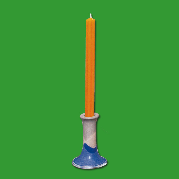 Diese Gießform ermöglicht die Herstellung einer Tischkerze mit einem feinen Rillendesign, das elegant und stilvoll wirkt. Perfekt für Imker*innen, die die Kunst der Kerzenherstellung schätzen und dekorative Akzente setzen möchten.