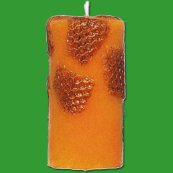 Die Gießform für eine Stumpenkerze mit Wabenrelief verleiht Ihrer Kerze eine einzigartige Textur, die das Licht auf besondere Weise bricht. Ein perfektes Werkzeug für kreative Imker*innen.