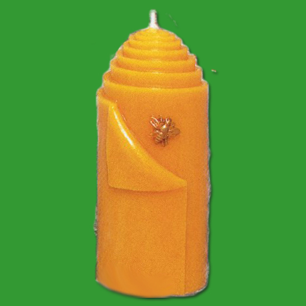 Diese Gießform „gerollte Wachsplatte mit Bienenrelief“ bringt Ihre Kerzenkreationen auf ein neues Level. Mit einer Größe von 14 x 6 cm und einer detailreichen Reliefstruktur wird sie zum Highlight für ambitionierte Imker*innen.