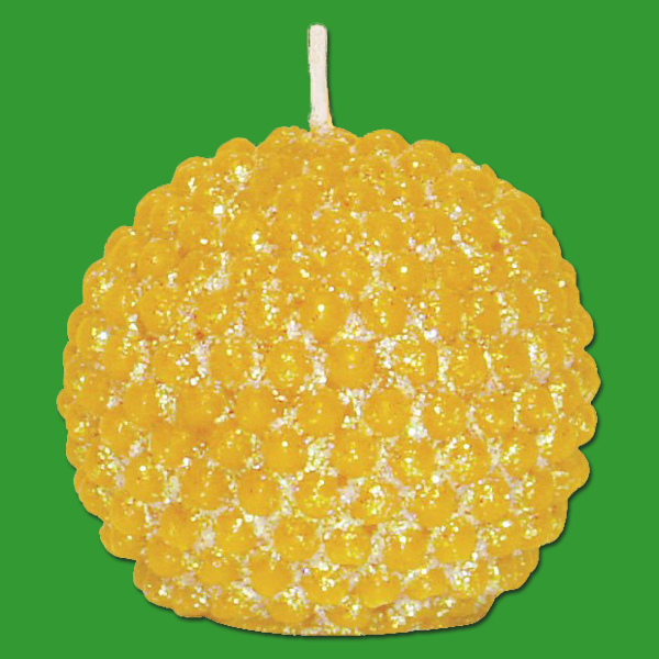 Die „Perlenkugel“-Gießform zaubert schimmernde Kerzen, die sowohl modern als auch elegant wirken.