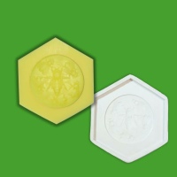 Die Gießform „Relief Bienen“ zeigt auf...