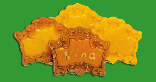 Die Gießform „Tisch- und Türkärtchenrelief, 4-fach“ ist ideal, um kleine persönliche Akzente für Feste und Feiern zu schaffen.