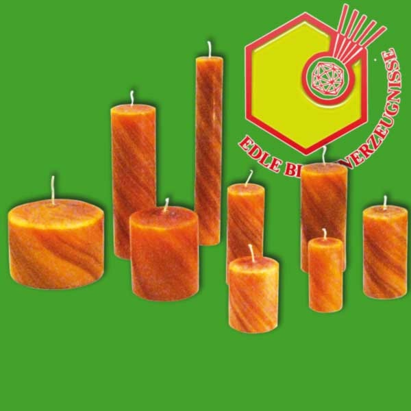 Marmorierte Stumpenkerzen aus echtem Bienenwachs, die ein warmes, gemütliches Licht spenden. Ein Klassiker für stilvolle Dekorationen.
