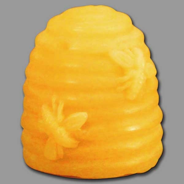 Die kleine Bienenkorb-Kerze (45 x 32 mm) bezaubert mit ihrer liebevollen Gestaltung. Aus reinem Wachs, ideal für Geschenke oder Dekorationen.