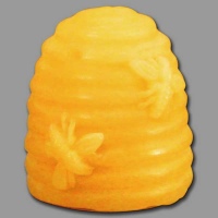 Die kleine Bienenkorb-Kerze (45 x 32 mm) bezaubert mit...
