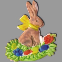 Der Osterhase im Nest verleiht Kerzen einen verspielten...