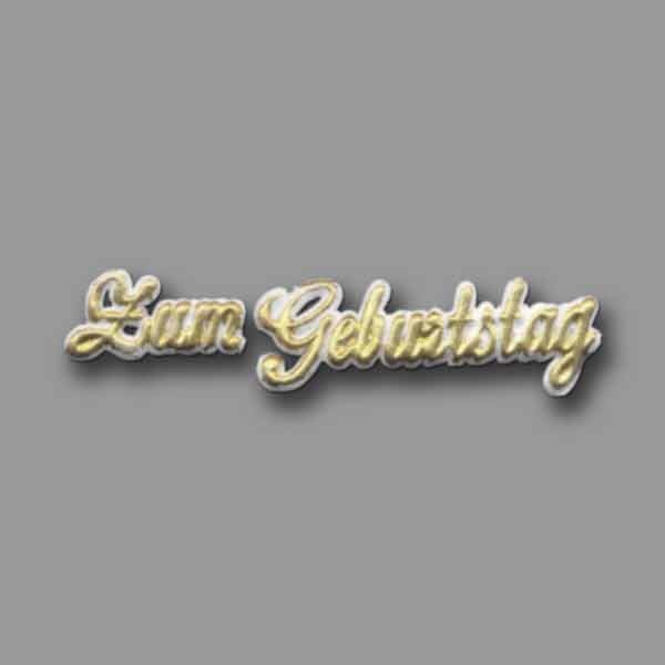 Der Schriftzug „Zum Geburtstag“ in Weiß-Gold bringt eine elegante Note auf Ihre Kerzen. Mit 6,5 cm Breite und einfacher Handhabung ist diese Verzierung ideal für Geburtstagsfeiern und sorgt für stilvolle Dekorationen.