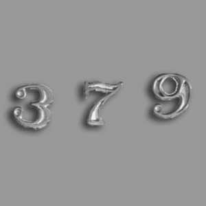 Die Zahlen 0 bis 9 in Weiß/Gold sind ideal für Geburtstage und Jubiläen. Diese 2,5 cm hohen Verzierungen sind handlich und leicht anzubringen, um Ihre Kerzen individuell zu gestalten.