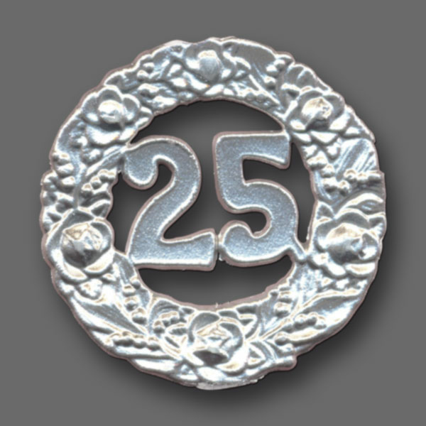 Die silberne „25“-Kerzenverzierung im Kranzdesign bringt einen besonderen Glanz zu Jubiläen. Mit 6,5 cm Durchmesser ist sie perfekt für festliche Kerzen geeignet.