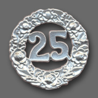 Die silberne „25“-Kerzenverzierung im...